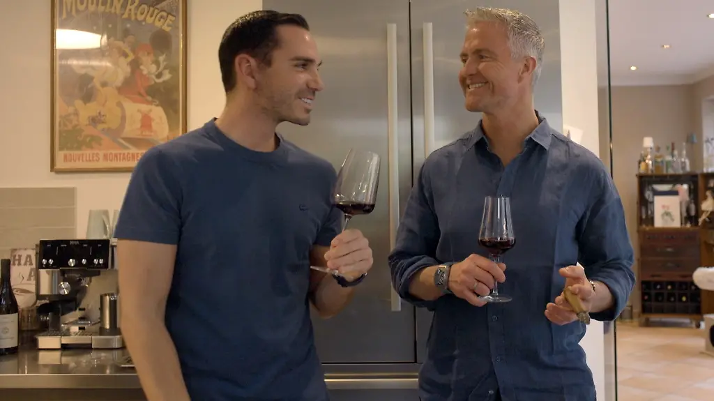 Zwischen den Hochzeitsvorbereitungen lassen es sich Ralf und Etienne bei einem Glas Rotwein gutgehen - Quelle Sky  Andreas Büttner